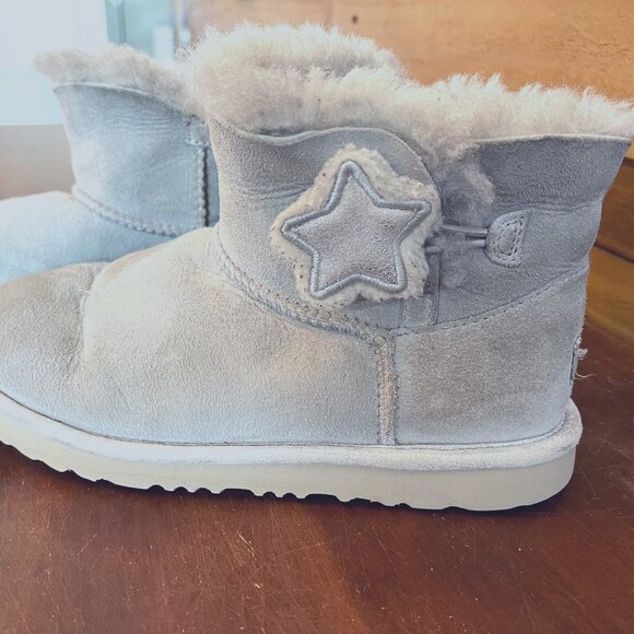 UGG K Mini Bailey Button II Star - Picture 1 of 4